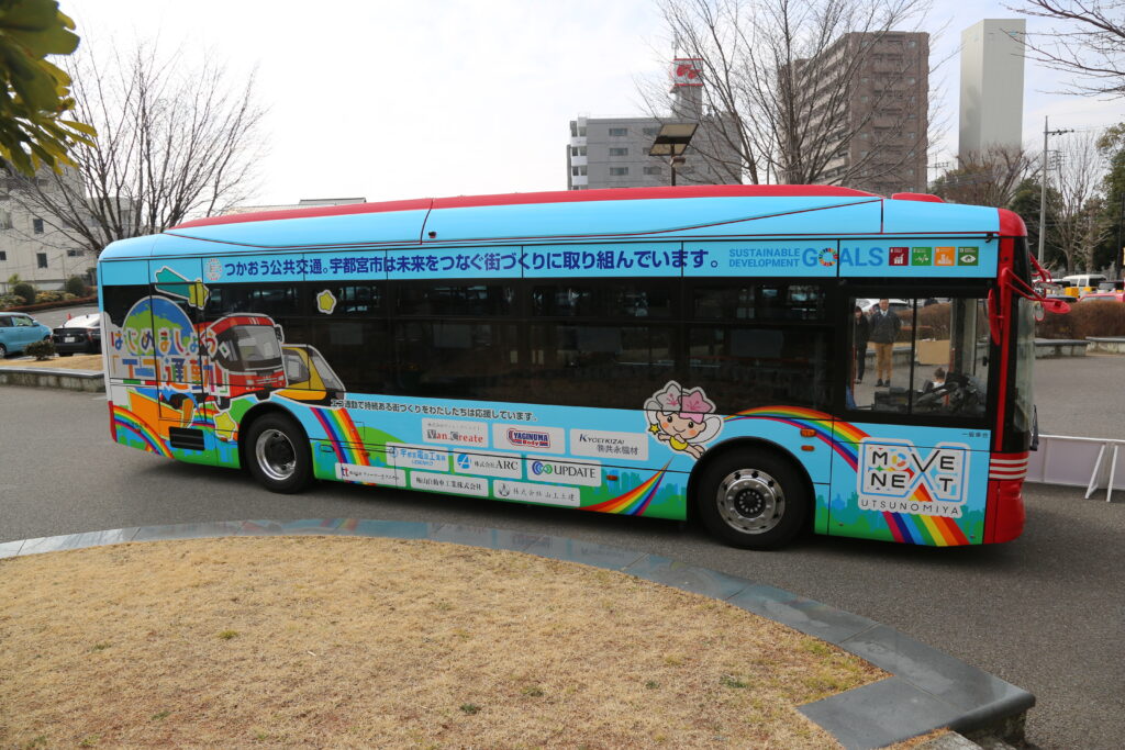 エコ通勤ラッピングバス運行について（概要） 宇都宮市は、公共交通の利用促進とエコ通勤の普及を目的に、「エコ通勤ラッピングバス」を令和5年3月1日から半年間運行します。本事業では、**エコ通勤優良事業所認証を取得した企業（市内52社）**の取り組みをPRし、市民の環境意識向上と事業所の更なる参加を促します。 1. エコ通勤ラッピングバスの目的 公共交通の利用促進：市民への意識醸成を図る 事業所のPR：認証取得事業所がエコ通勤を通じて環境貢献していることを周知 エコ通勤の拡大：さらなる企業の参加を促す