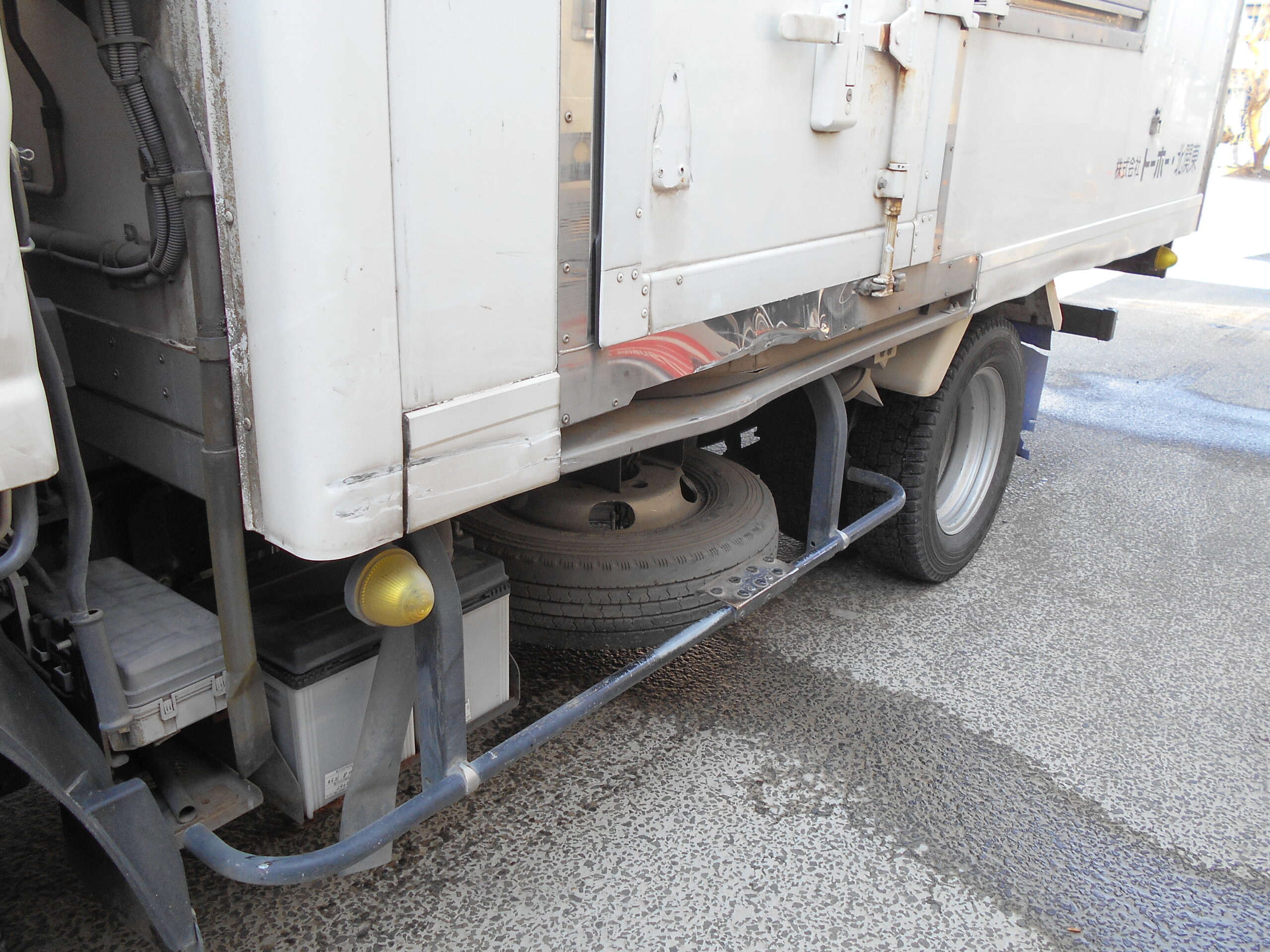 サイドボデーの堅牢な設計：側面衝突の損傷特性と診断の鍵