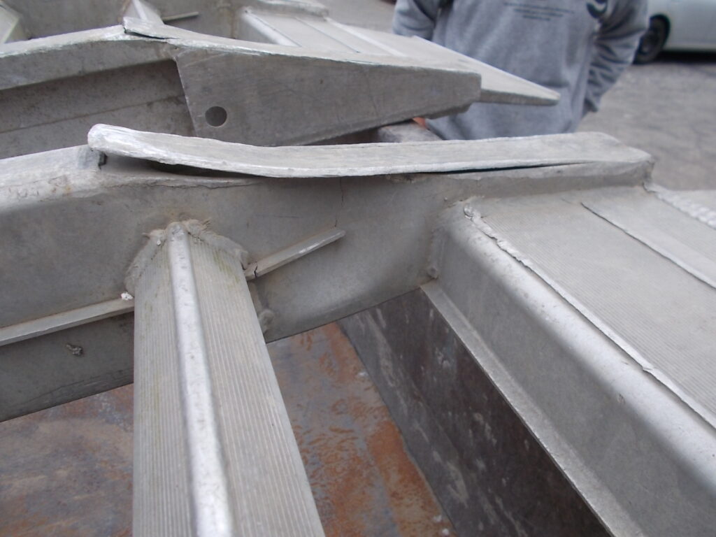 衝撃を制御する設計：車体の衝撃吸収特性と損傷診断の鍵