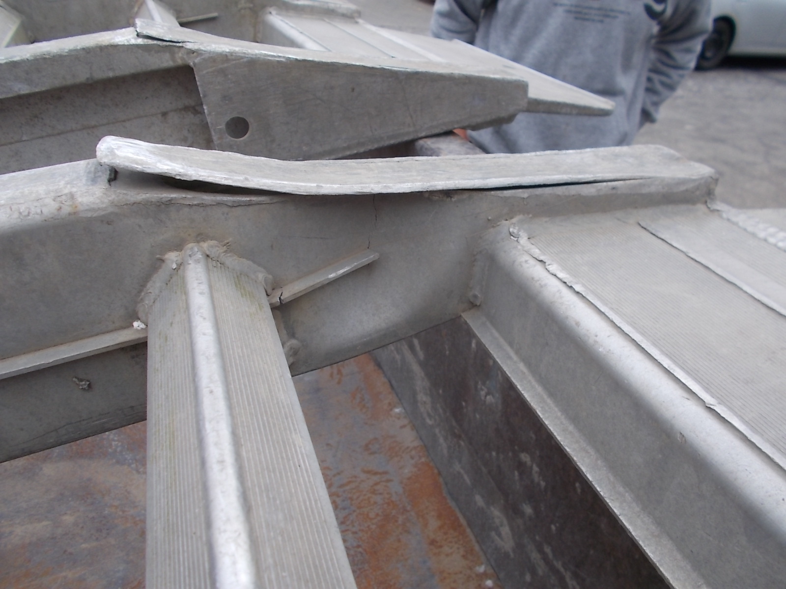 衝撃を制御する設計：車体の衝撃吸収特性と損傷診断の鍵