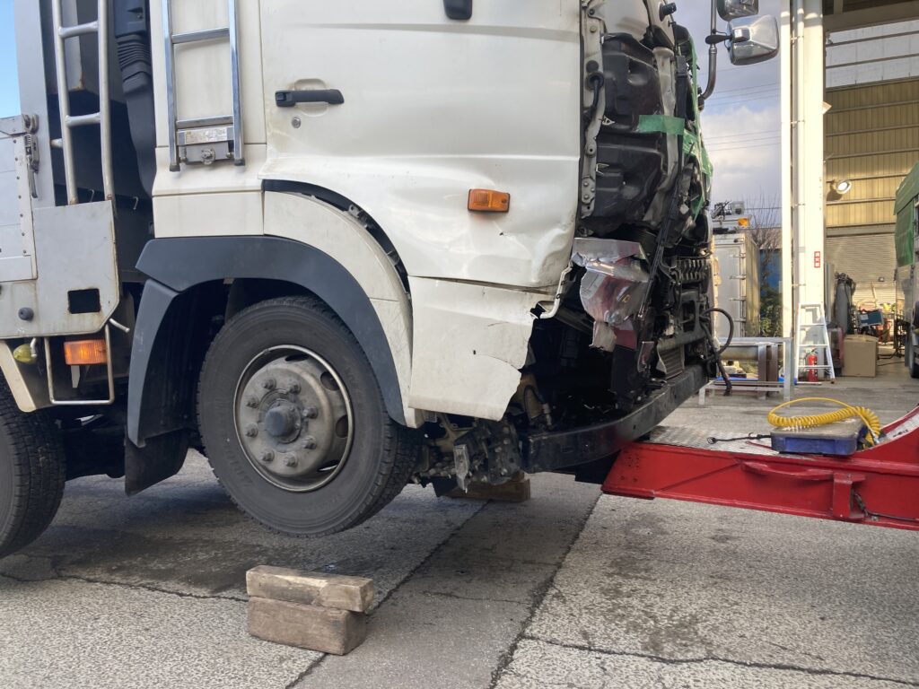 衝突の力学を解く：車体損傷診断における力の科学