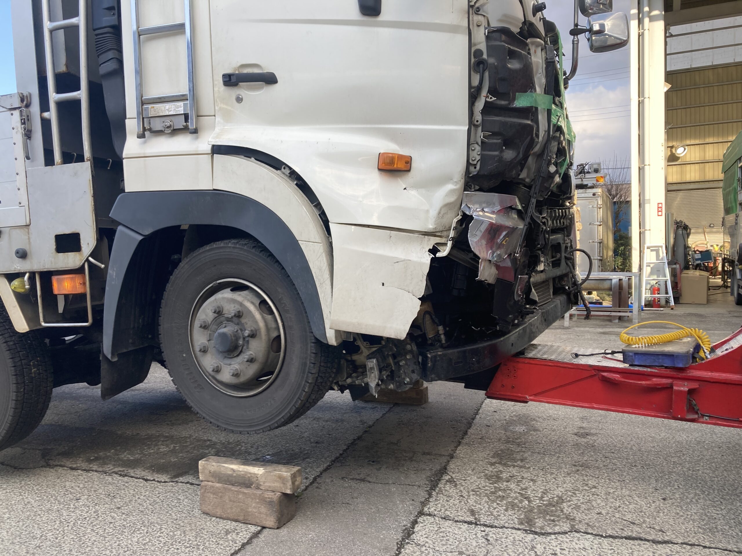 衝突の力学を解く：車体損傷診断における力の科学