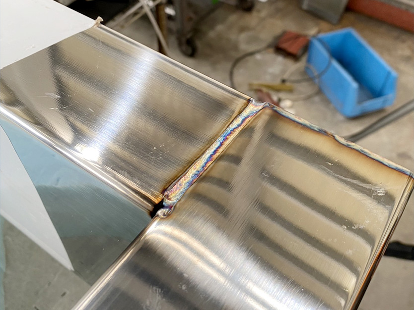 ファイバーレーザー溶接とYAGレーザー溶接の違い